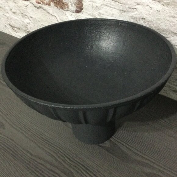 Elegant Black Centerpiece Bowl – Stone-like finish - Picture 2 of 6